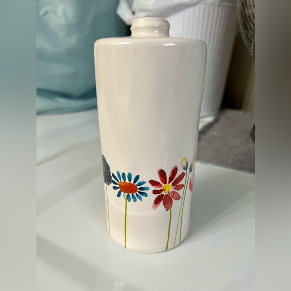 Rae Dunn flower ‘soap’ dispenser. - Picture 3 of 4